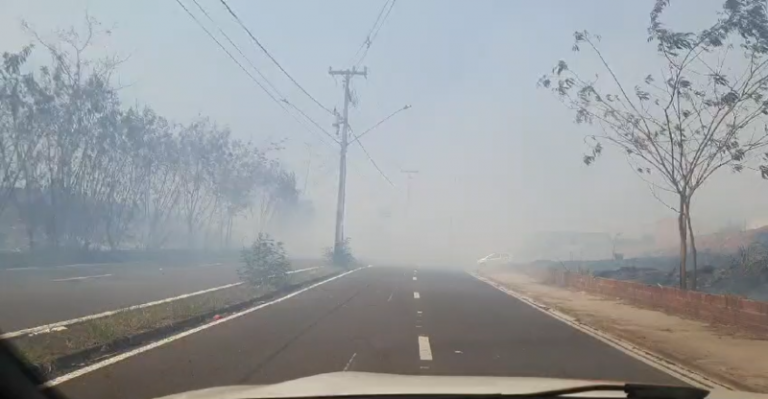 Trecho da Avenida Juscelino Kubitschek é interditado por conta de incêndio na Mata do Furquim