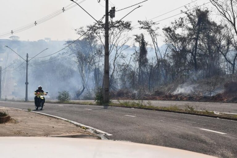 Após mais de 3 horas, risco de incêndio na Mata do Furquim atingir edificações é extinto